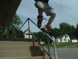 small handrail (skating)