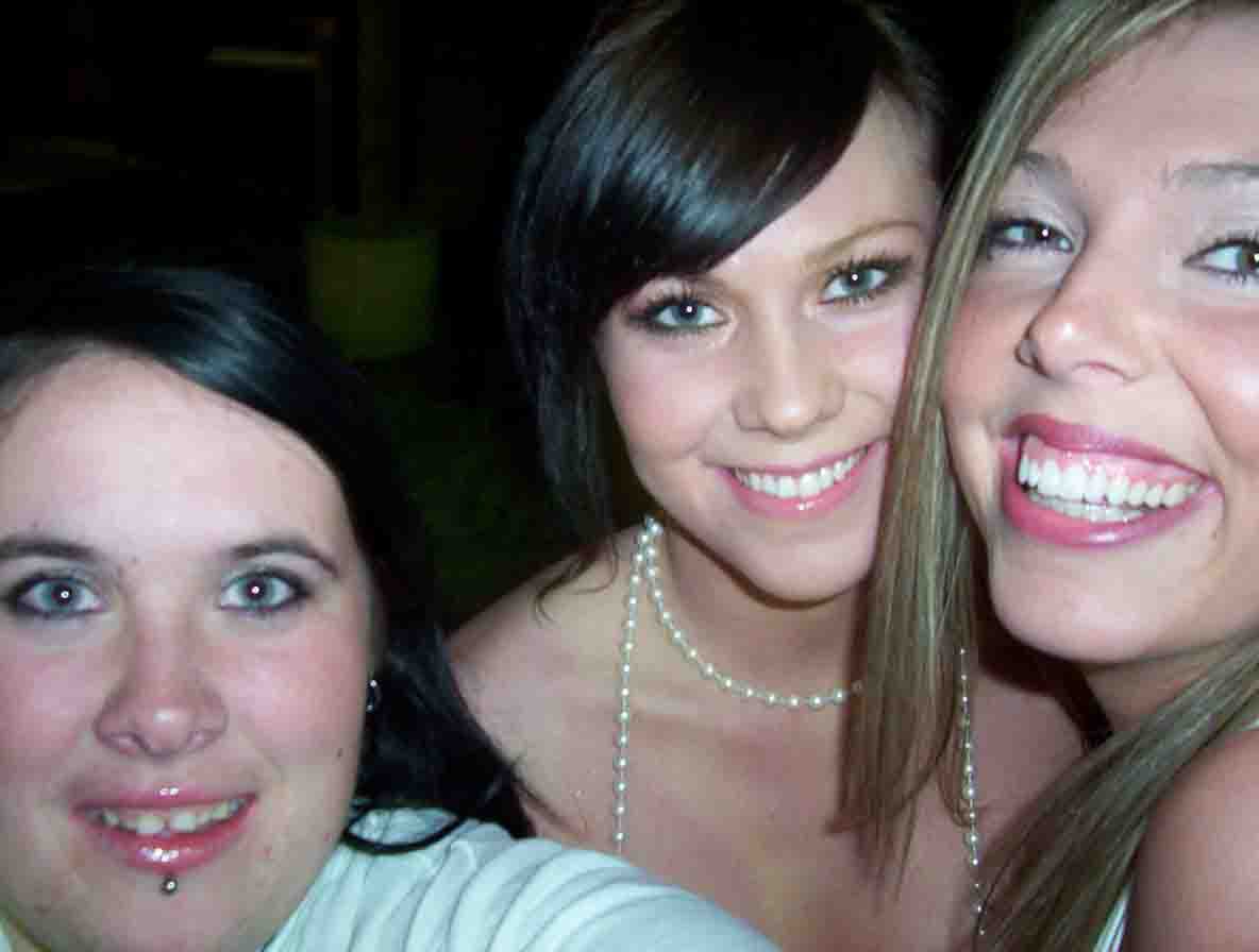 Shauna to the left, me in the middle and my sis Hanna to the right...