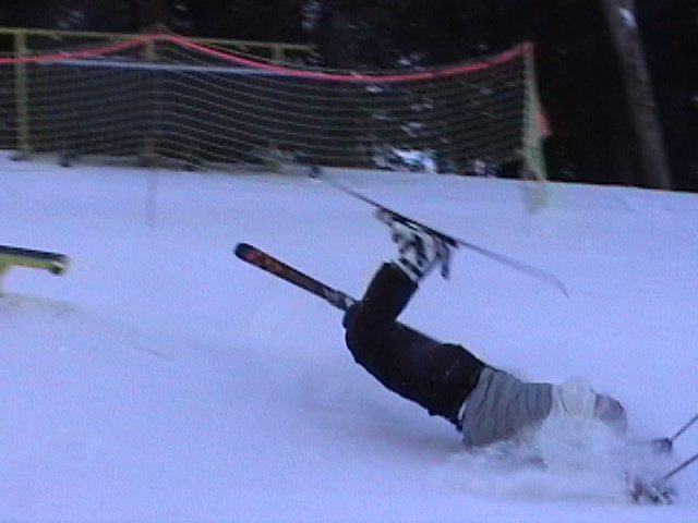 Jen Hudak wrecks on a railslide