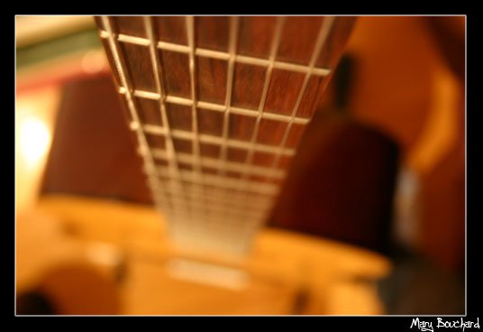 eet's eh geetare.... it's a guitar....