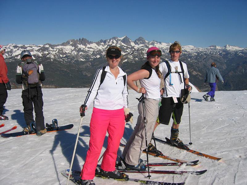 Typical skier familly.......... so fashionable on the slopes!