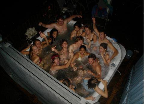 16 really shwasted people in my hottube