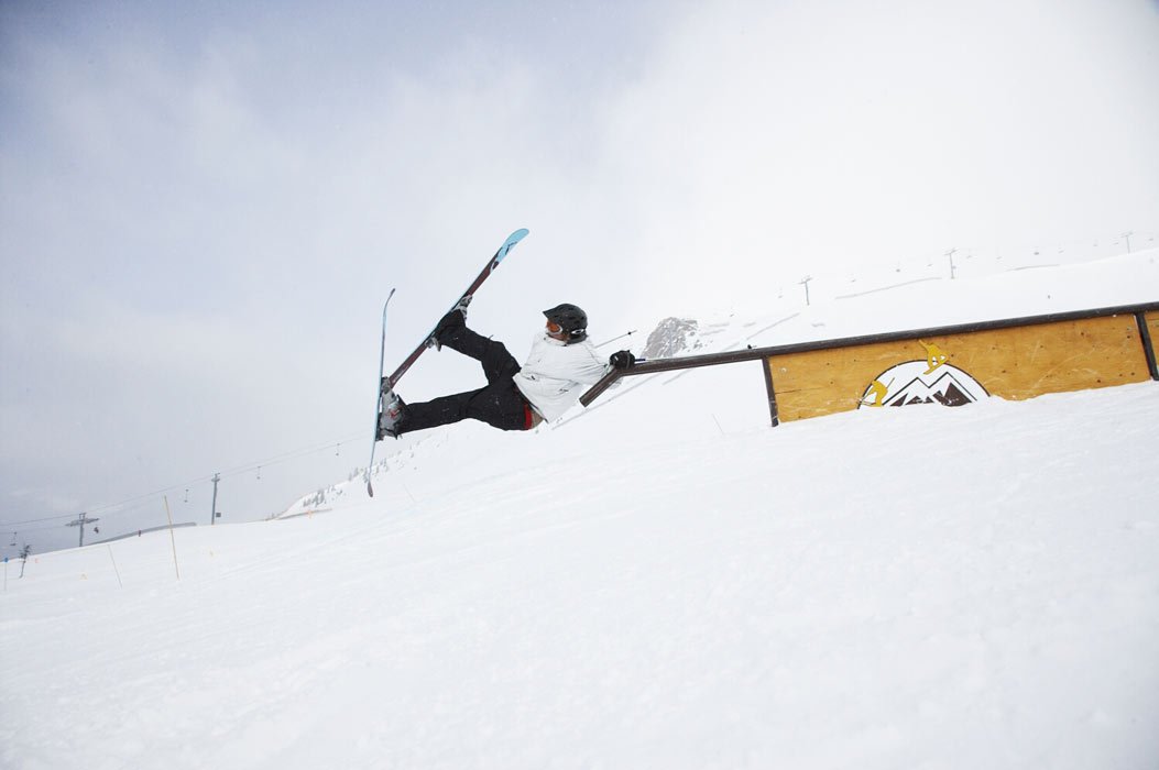 Matt Handplant on Rail. Lol (crash)