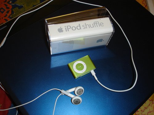 Ipod Shuffle 1 gig....perfect for ski - 2 of 2