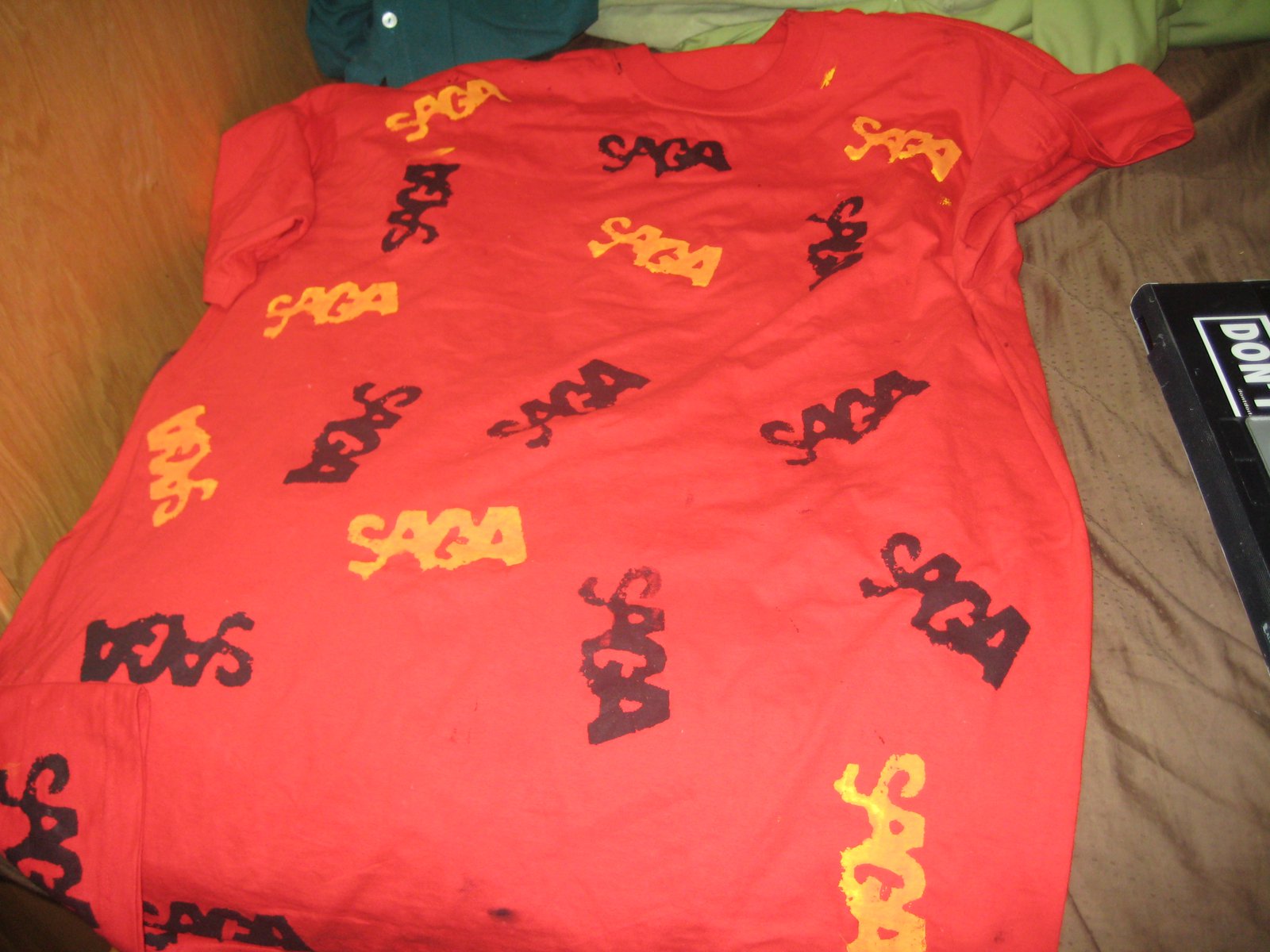 Double screen print saga shirt with black and yellow