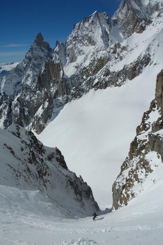 Sweet couloir on the italian side