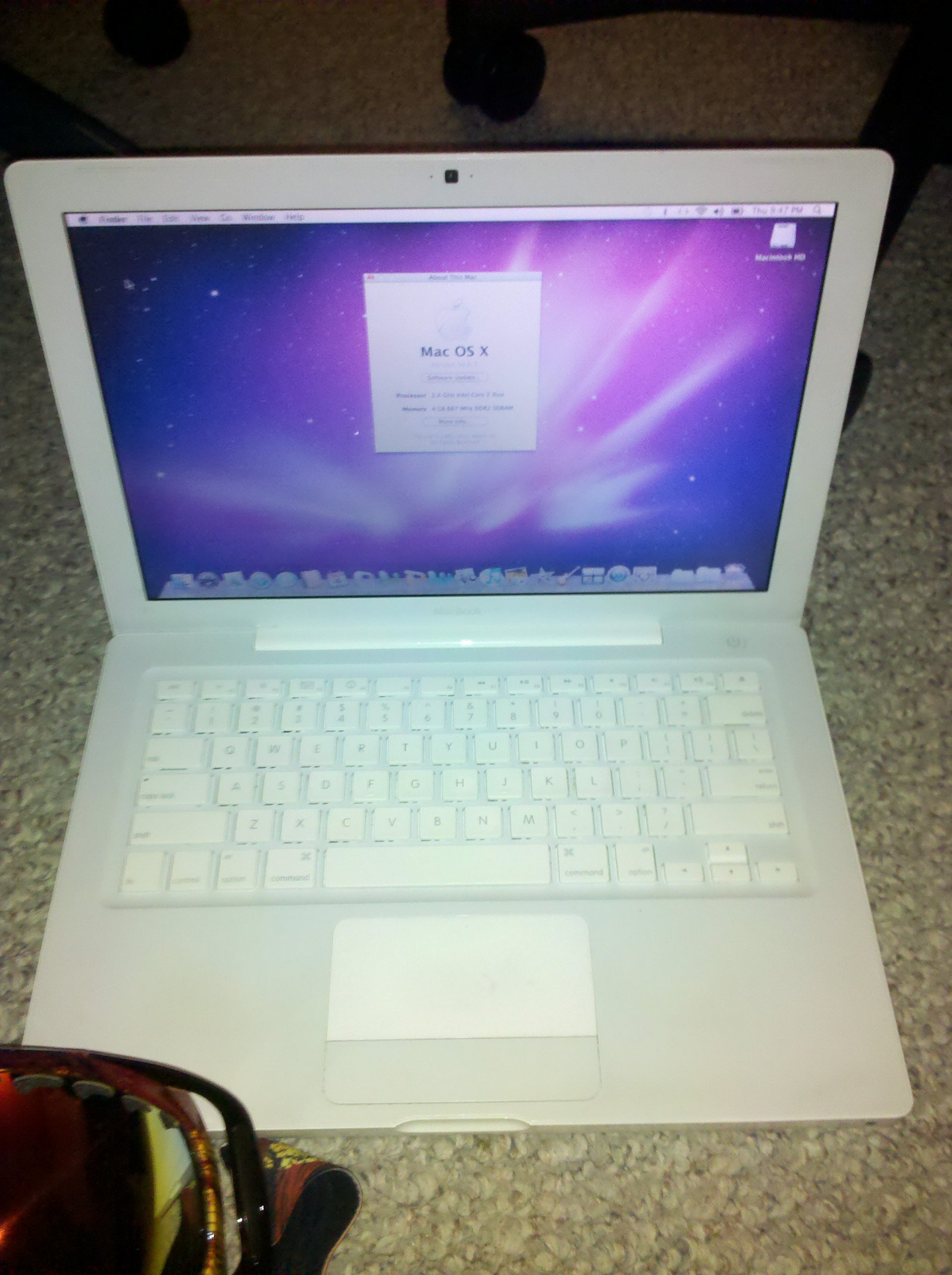 Macbook 2.4ghz core 2 duo/4gb ram/160gb hard drive