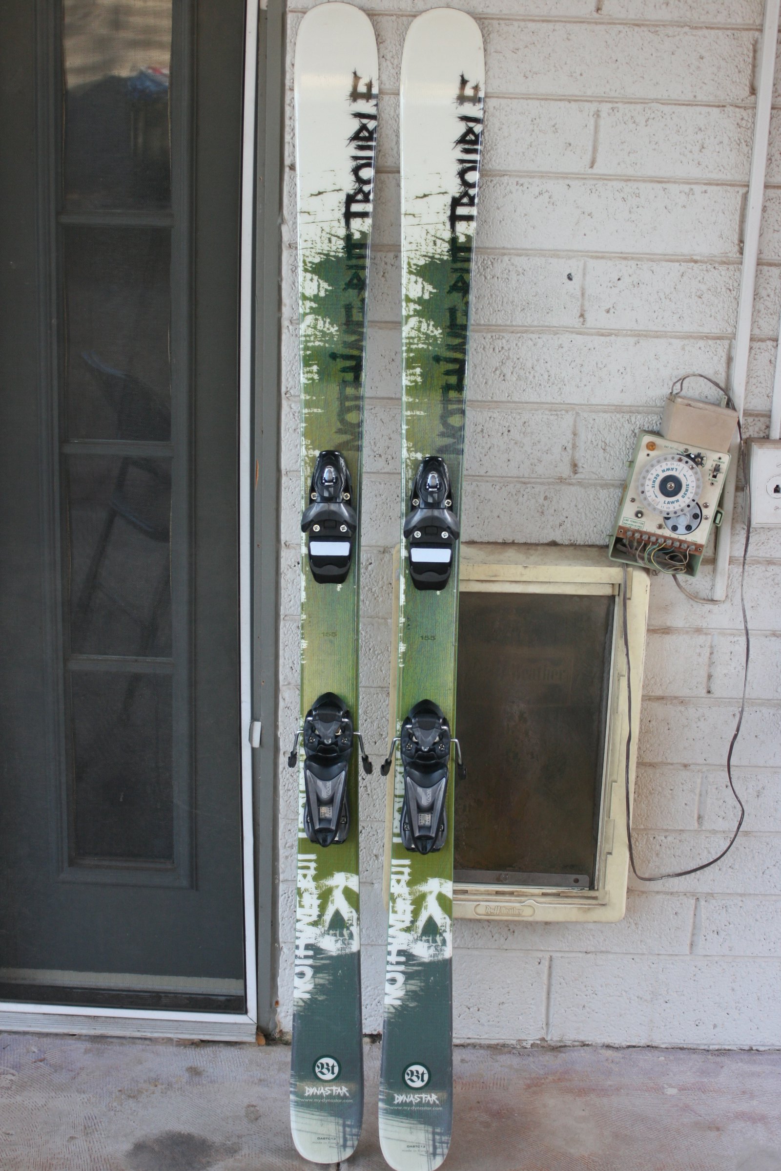 Skis - 1 of 4