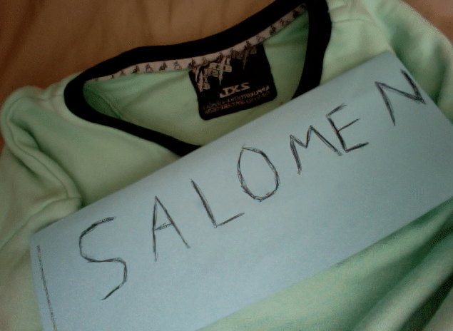 It says 2xl...its just backwards..i wrote salomon backwards pretty good in my opinion