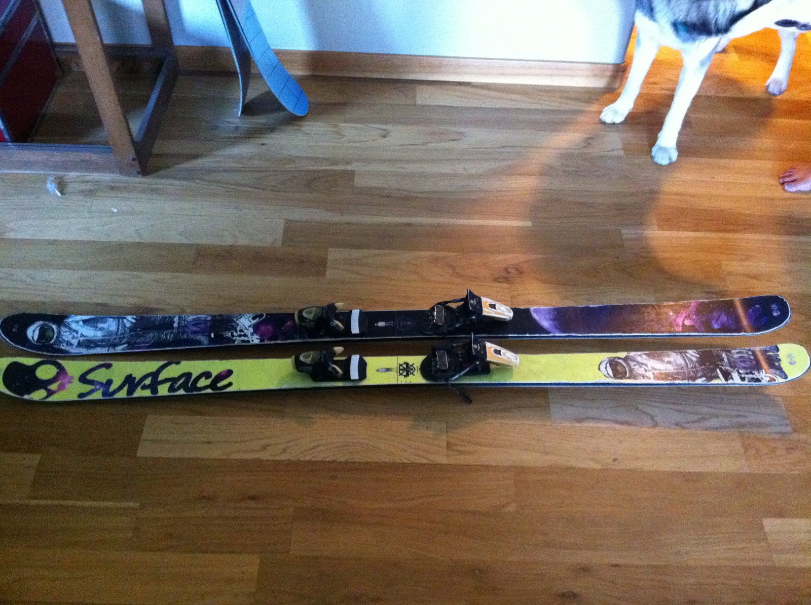 Surface skis