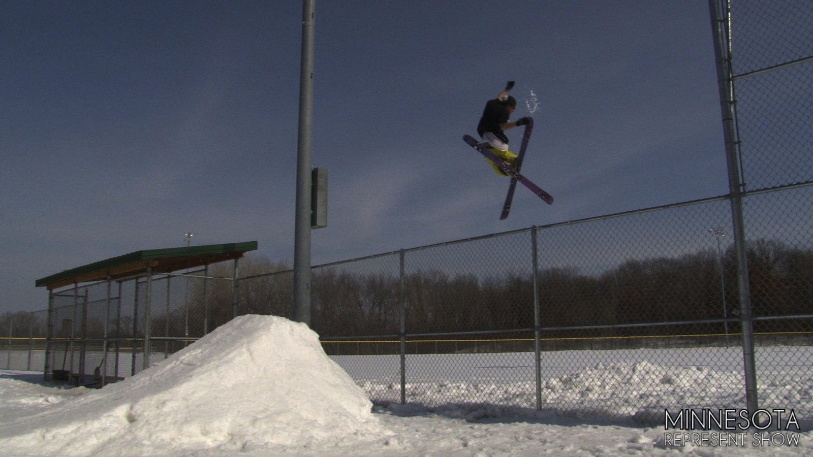 MNREPSHOW Tail grab fence gap