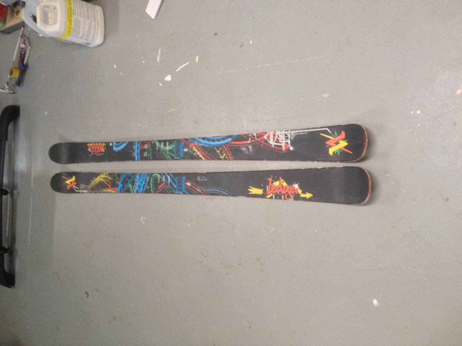 skis