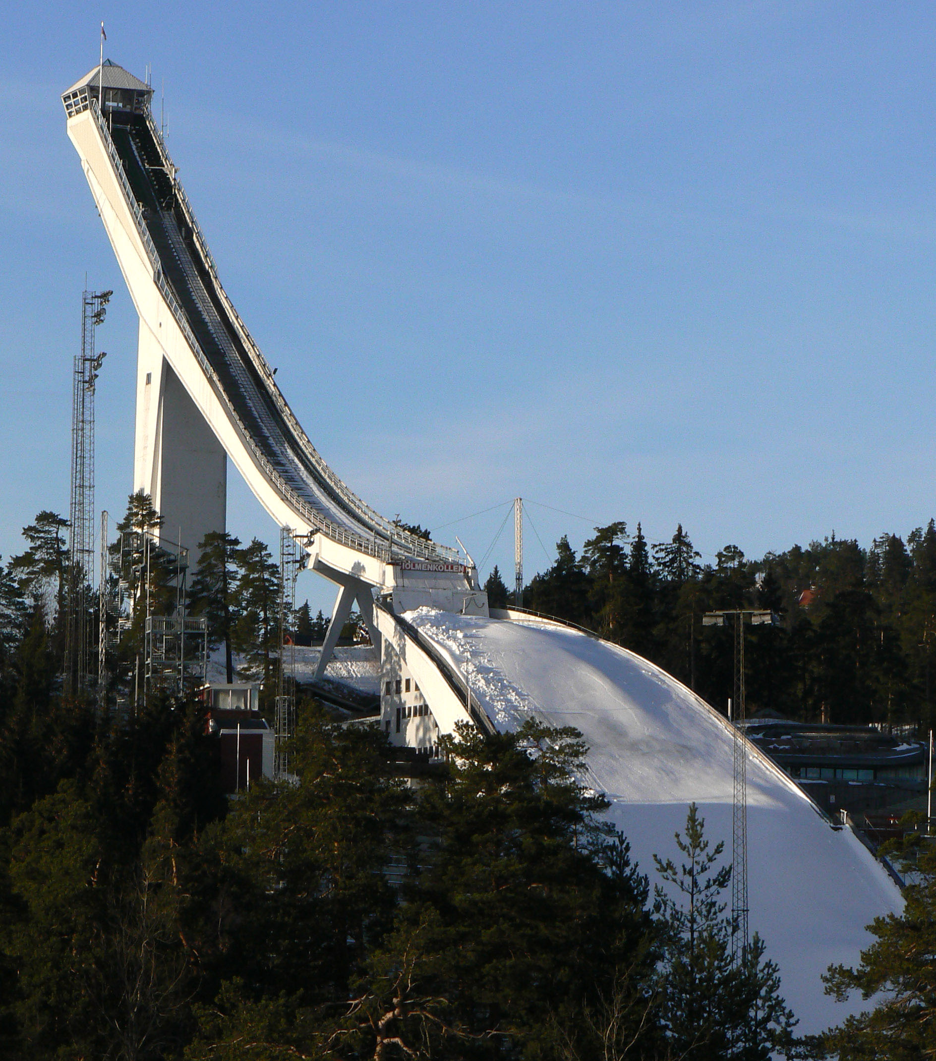 freestyle-skiing-on-a-ski-jump-ski-gabber-newschoolers