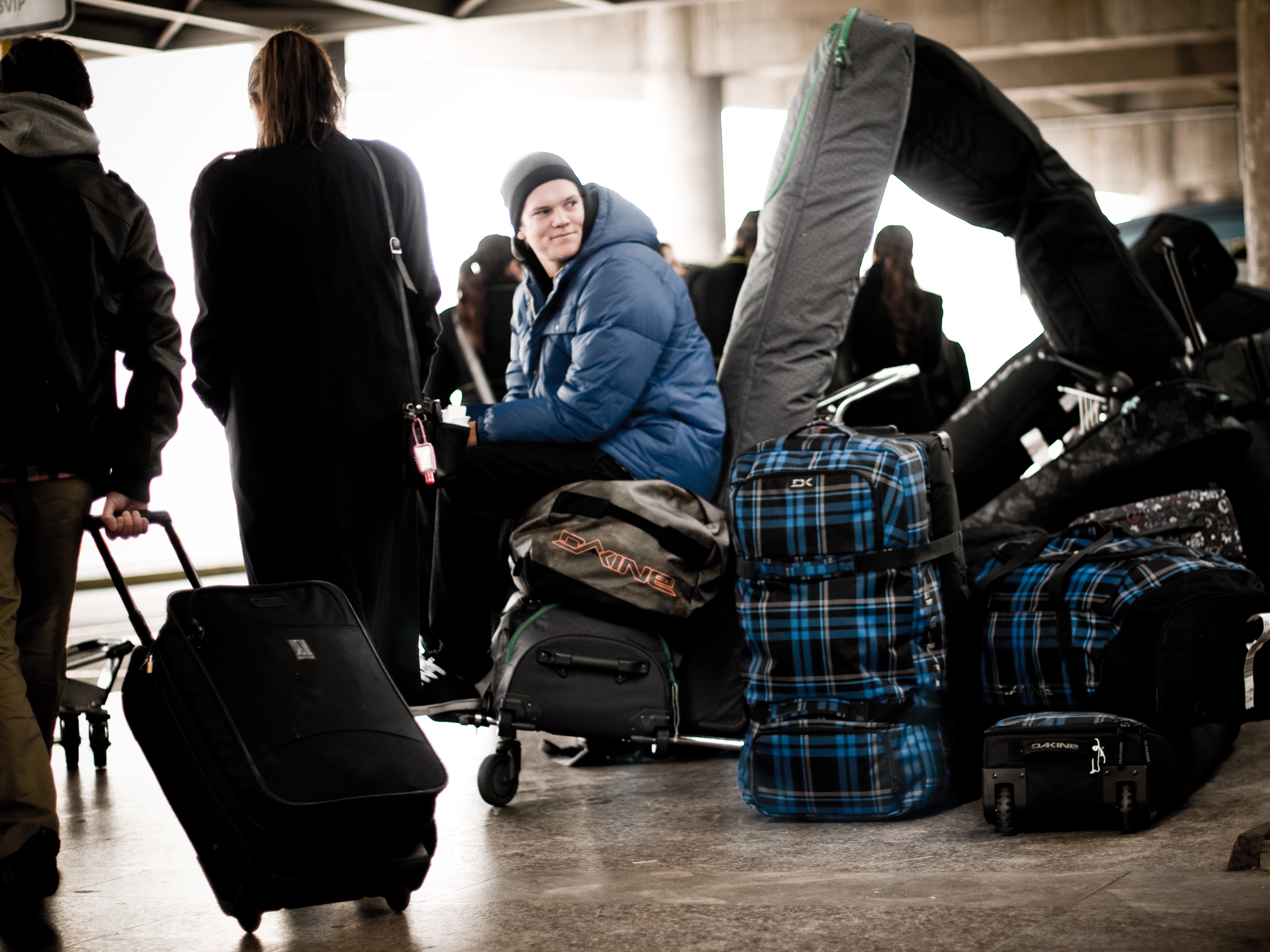 Начнет везти. Турист с чемоданом. Чемодан в аэропорту. Люди с чемоданами в аэропорту. Парень с чемоданом.
