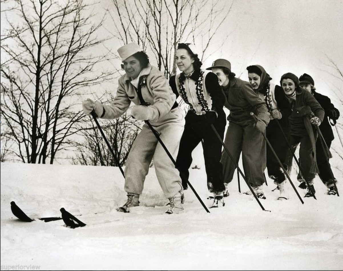 Old ski. Лыжи 1940. Лыжники 1930х. XIX горнолыжный спорт. Лыжный спорт в старое время.