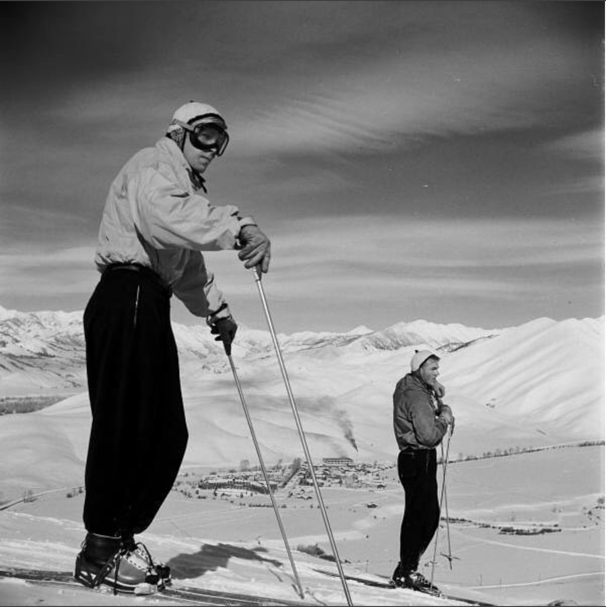 Old ski. Лыжники 20 века. Ретро лыжник. Горнолыжный спорт. Горные лыжи 1950.