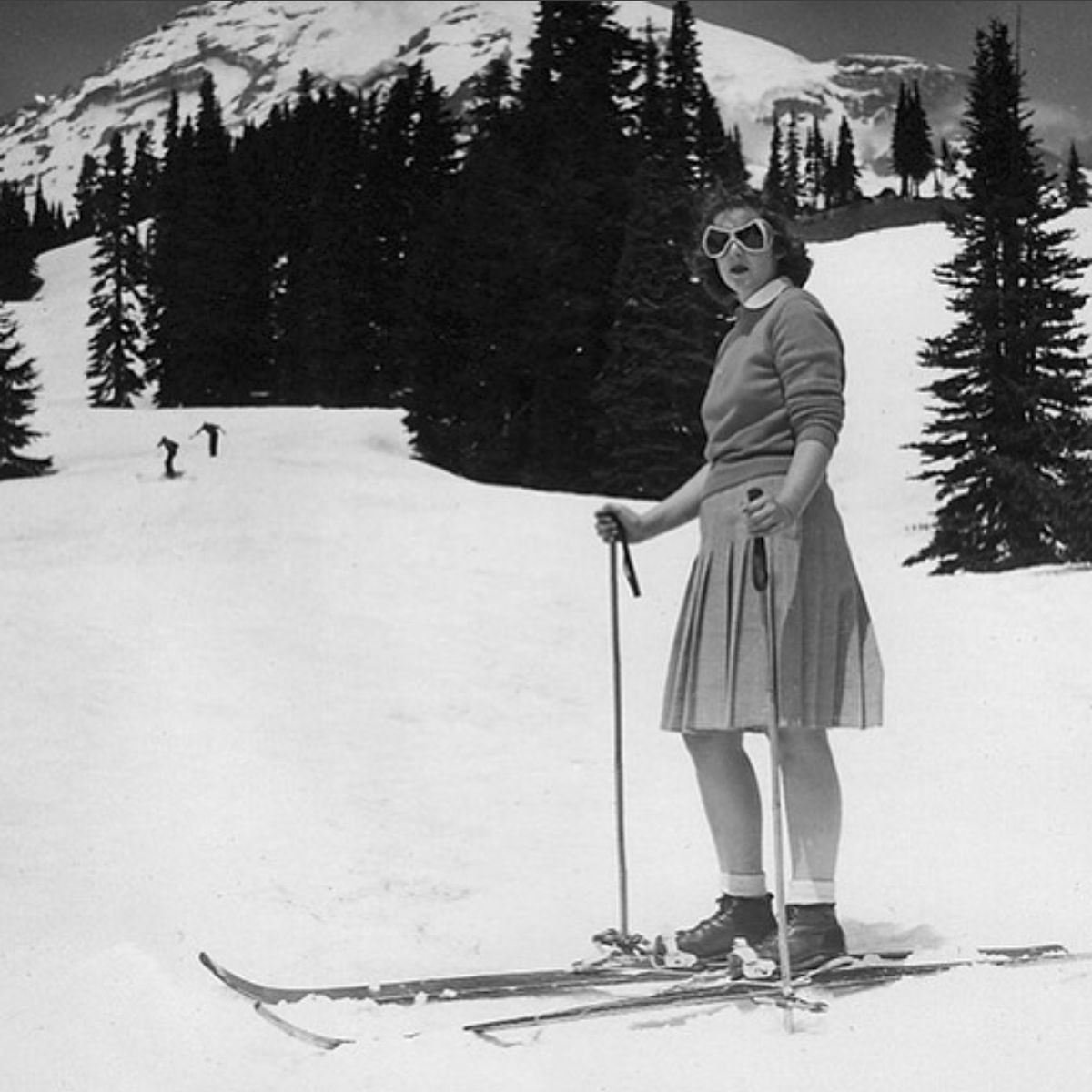 Ретро лыжник. Советские беговые лыжи. Советская женщина на лыжах.