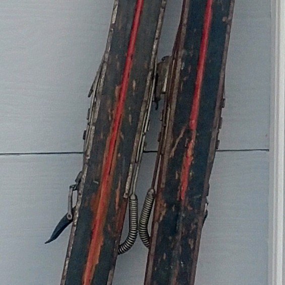 Twintipped Goon skis showing steel edges