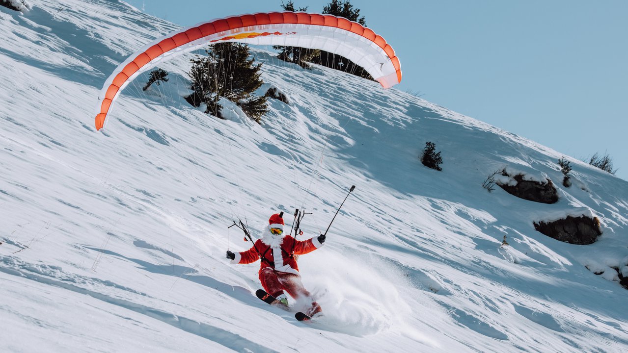 Speedrider Valentin Delluc wows again as Santa on Slope!
